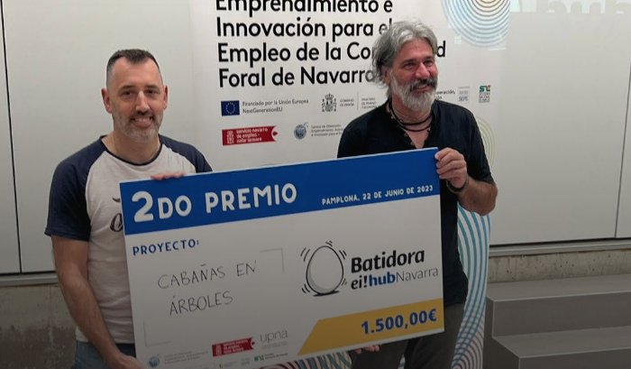 Luismi Montoya y Juan Narro, socios de Cabañasenarboles.com recogiendo el premio